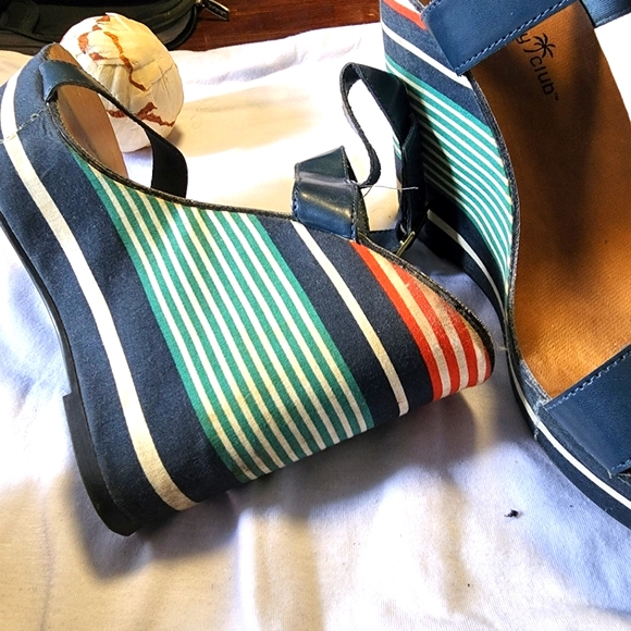 These lovely pair of Sandals are waiting to be chosen!!! - Picture 10 of 10